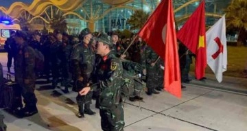 (Özel) Vietnamlı askeri arama kurtarma ekibi Türk bayrağı ile Hatay’da