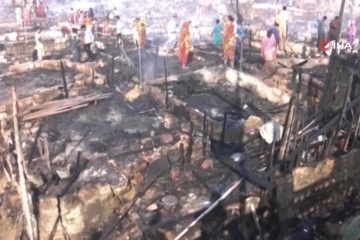 Pakistan'da 100'den fazla barınak alev alev yandı