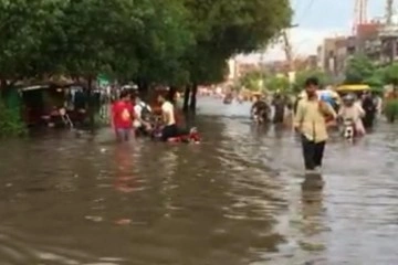 Pakistan’da sel: Sokaklar sular altında kaldı