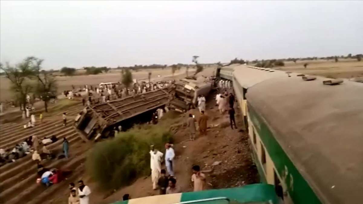 Pakistan'da tren kazası: 38 ölü, 64 yaralı