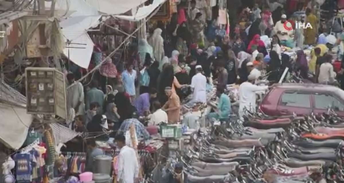 Pakistanlılar, bayram öncesi market ve pazarlara hücum etti