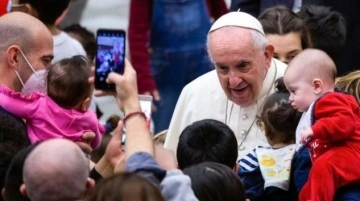 Papa'dan çocuk sahibi olmak yerine evcil hayvan edinenlere 'bencillik' suçlaması