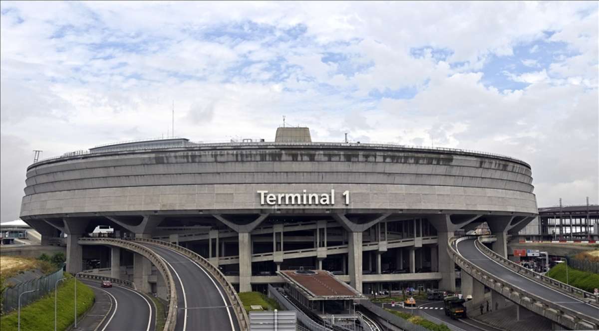 Paris havalimanlarında grev yapan çalışanlar Charles de Gaulle Havalimanı'nda terminal kapattı
