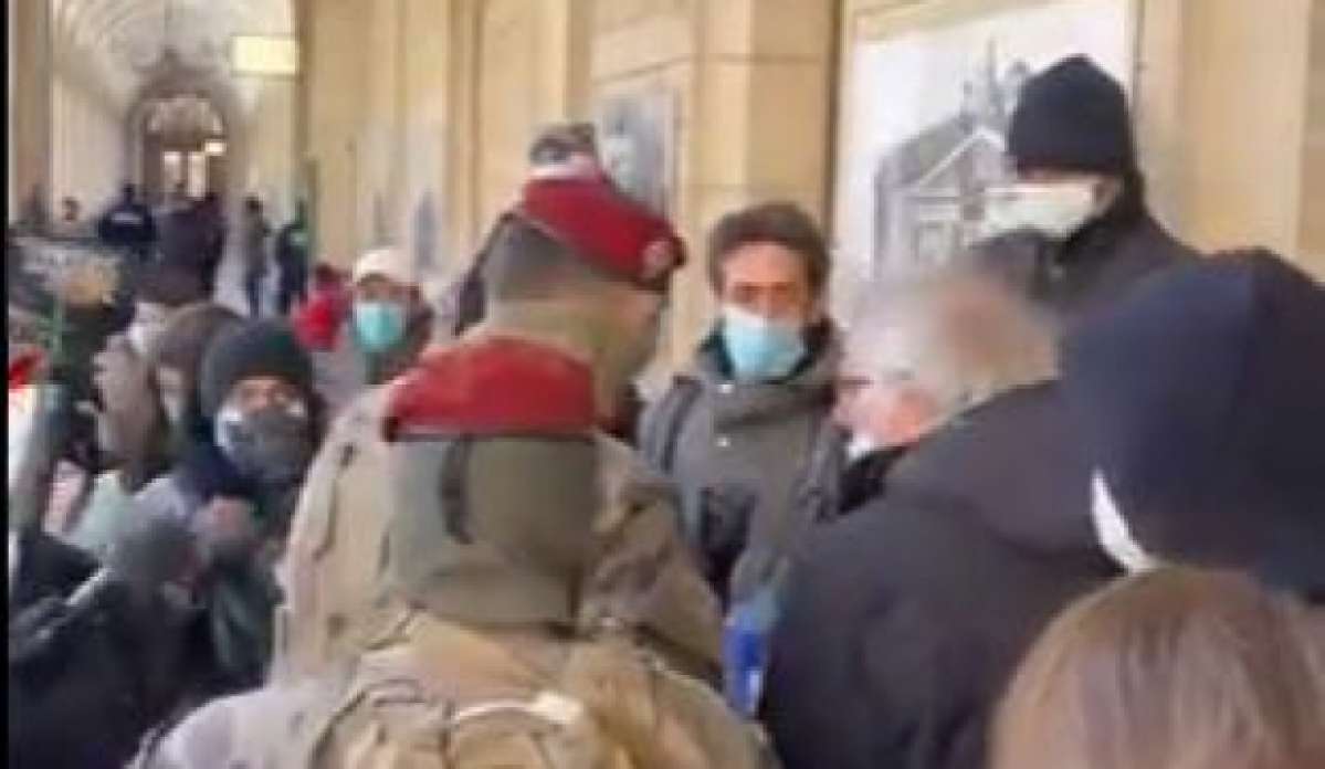 Paris'te hastaneye sığınan evsizlere asker müdahalesi