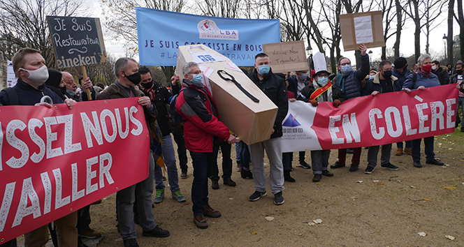 Paris'te hizmet sektörü çalışanlarından 'tabutlu' protesto