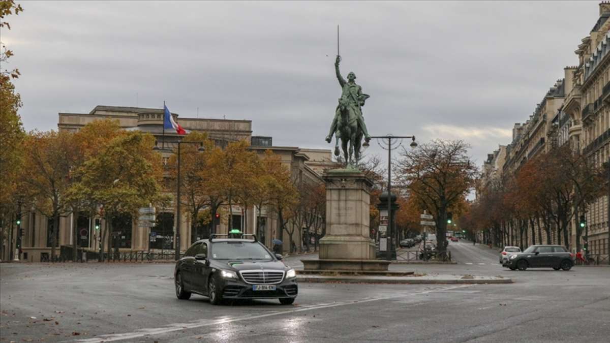 Paris'te Kovid-19 nedeniyle 3'üncü kez sokağa çıkma kısıtlamasına gidiliyor
