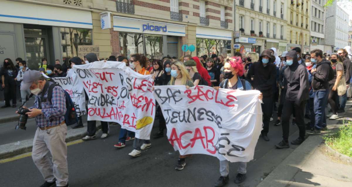 Paris'te öğrenciler, hükümetin salgını yönetememesini protesto etti