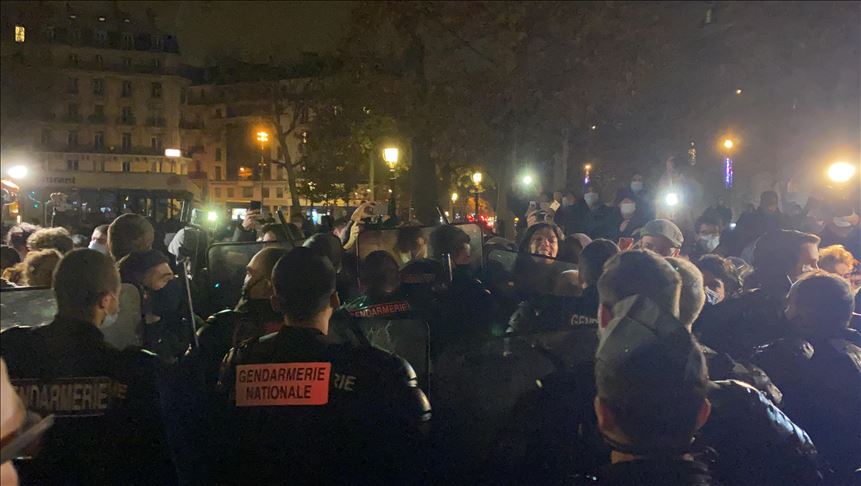 Paris’te polis, kamplarını dağıttığı sığınmacıları sokak sokak kovaladı