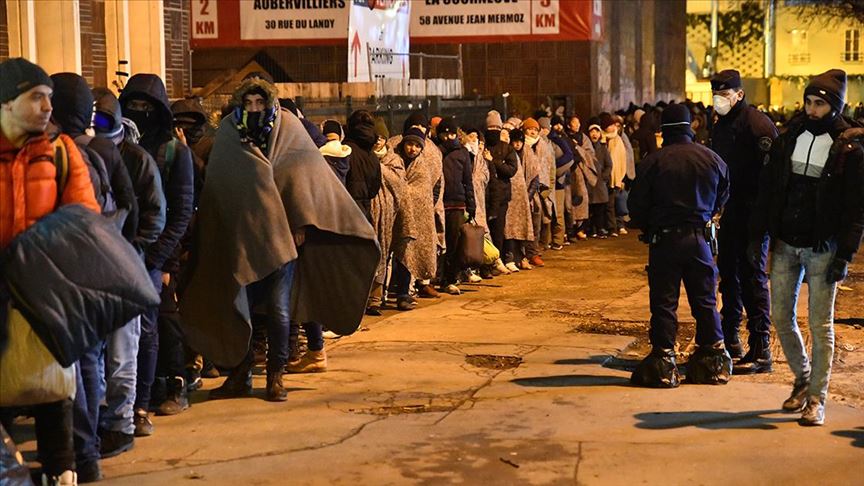 Paris’te yaklaşık 2 bin düzensiz göçmenin kaldığı kamp tahliye edildi