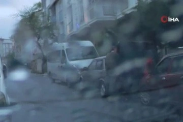 Park halindeki araca bagajdan girip ses tesisatını çalan şahıs kamerada