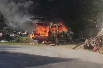 Park halindeki otomobil alev alev yandı !
