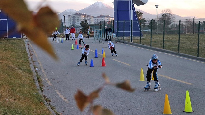 Patenli çocuklar geleceğin kayak sporcusu olmaya hazırlanıyor