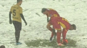 Penaltı noktasındaki karları temizleyen Malatyalı futbolculara sulu şaka