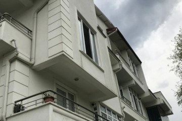 Pencereden motosikletine bakmak isterken ikinci kattan d&uuml;şt&uuml;