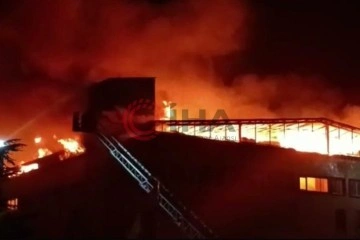 Pendik'te cam ve plastik fabrikasında yangın: Alevler geceyi aydınlattı