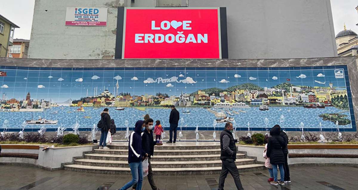 Pendik'te 'Love Erdoğan' görseli LED ekranlara yansıtıldı