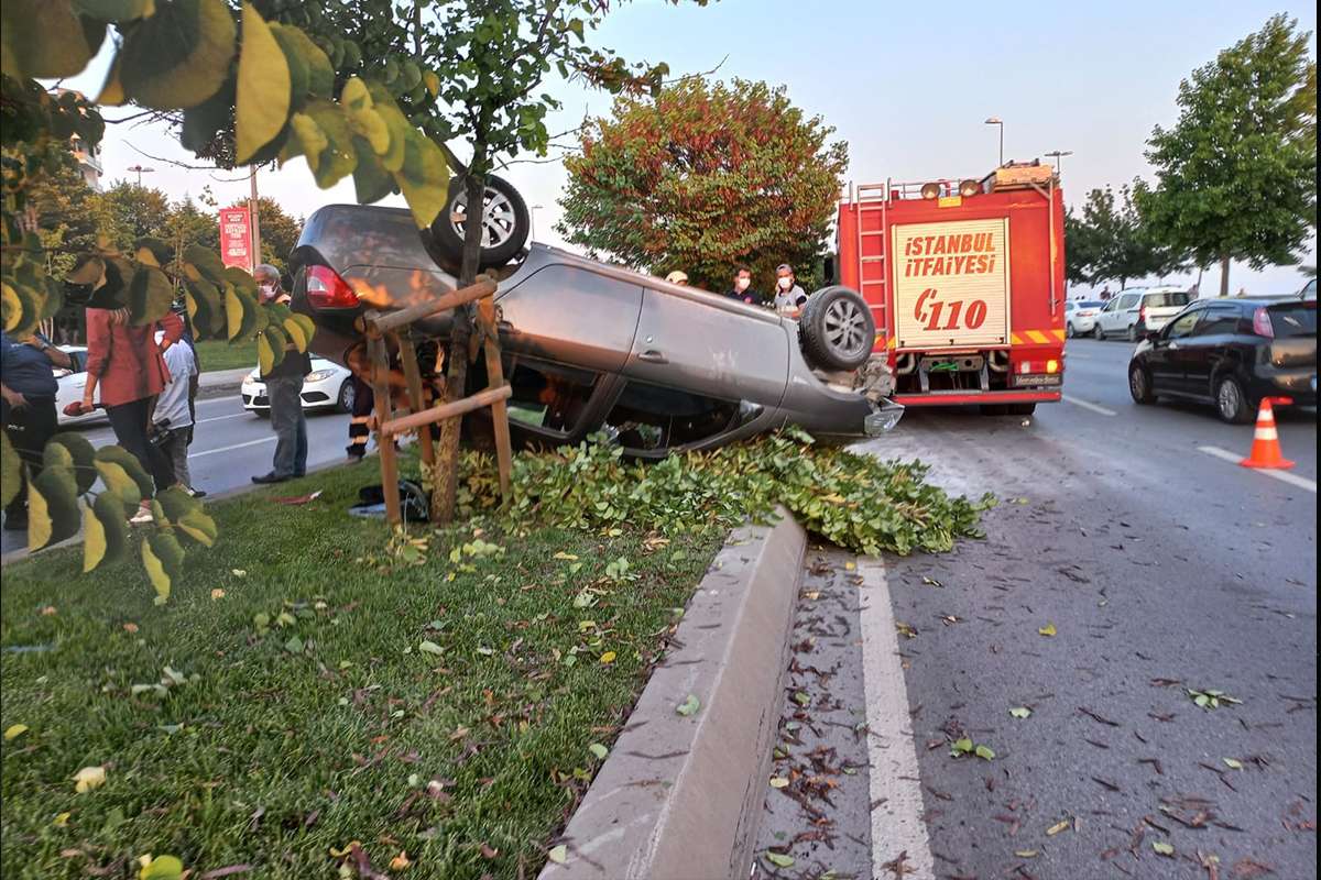 Pendik'te otomobilin sıkıştırdığı araç takla attı: 6 yaralı
