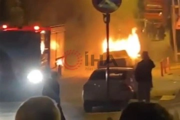 Pendik’te park halindeki otomobil alev alev yandı