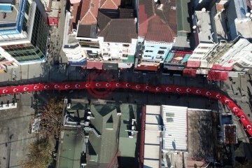 Pendik'te sokaklarda taşınan 99 metrelik dev Türk bayrağı havadan görüntülendi