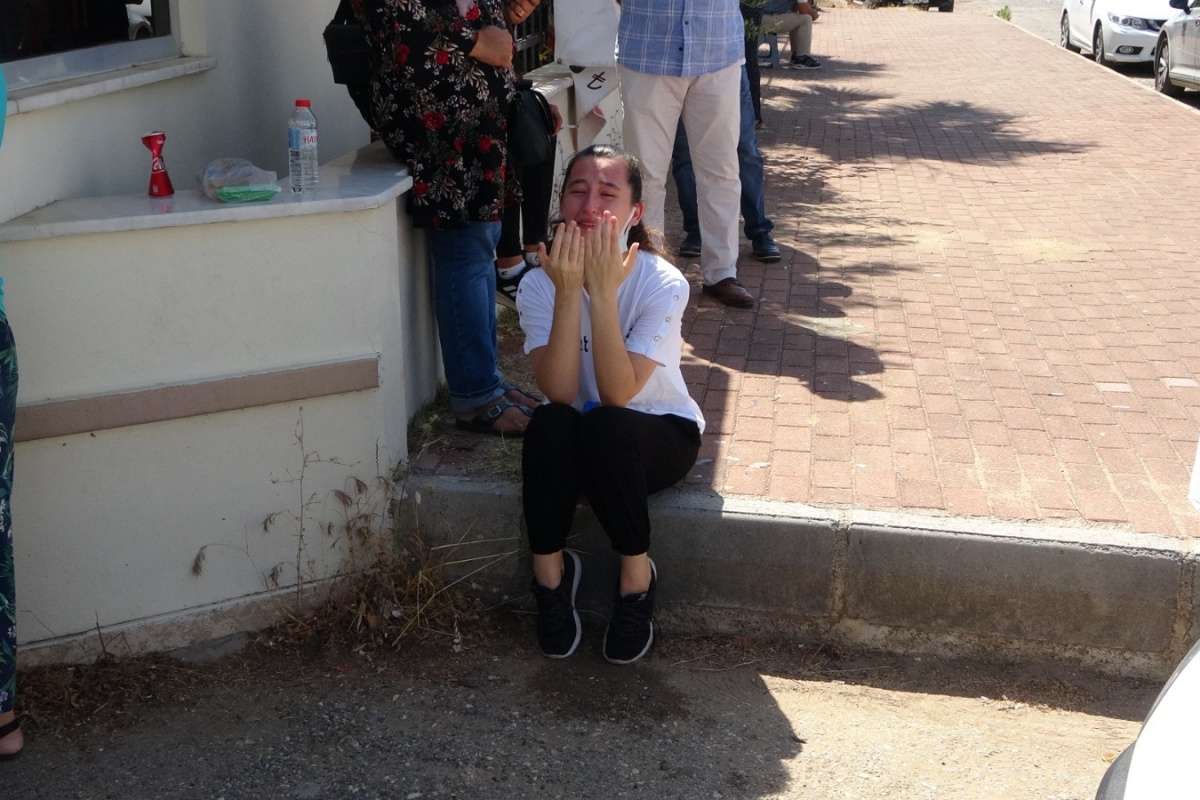 Polis ekiplerinin çabası sınava yetişmesine yetmedi, okul önünde diz çöküp ağladı