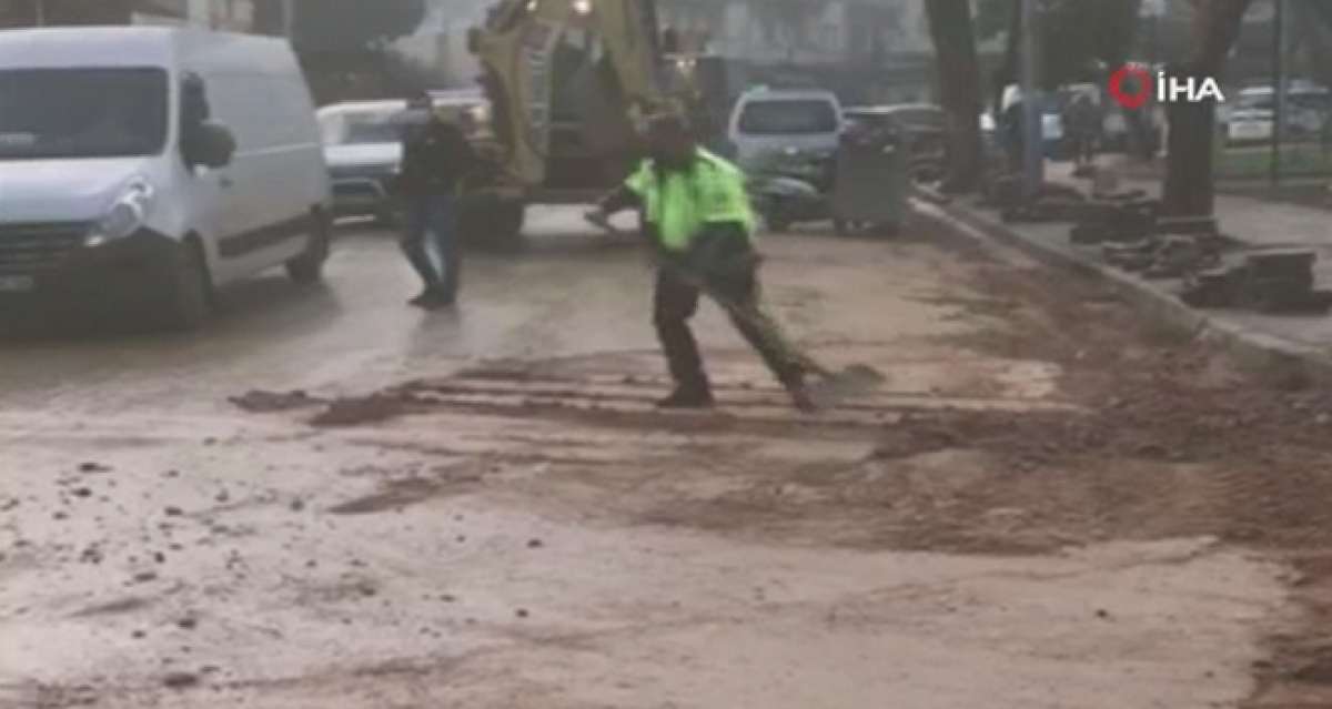 Polis, kürekle yolu temizledi