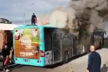 Polis memuru canını hiçe sayarak yanan otobüse müdahale etti