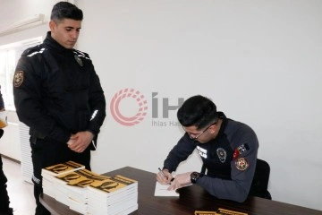 Polis memuru yazdığı kitabın gelirinin bir kısmını şehit ailelerine bağışladı