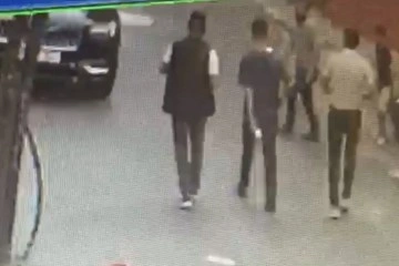 Polisi görünce eroini yere atan torbacı kamerada