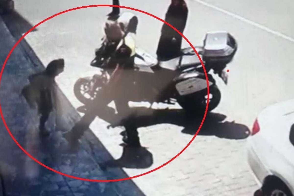 Polisin ayağına basan kız çocuğunun ilginç görüntüsü kamerada