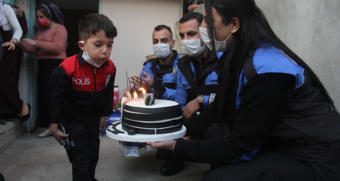 Polisin doğum günü sürprizi çocuğu şaşkına çevirdi