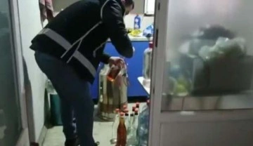 Polisin operasyon yaptığı oto lastikçi içki imalathanesi çıktı