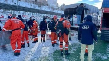 Polonyalı ve Yunan ekipleri 3 kişiyi enkaz altından kurtardı
