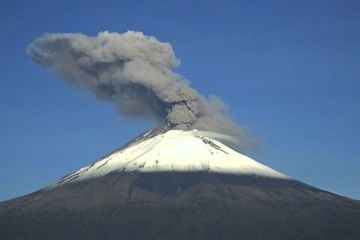 Popocatepetl Yanardağı kül ve duman püskürtmeye devam ediyor