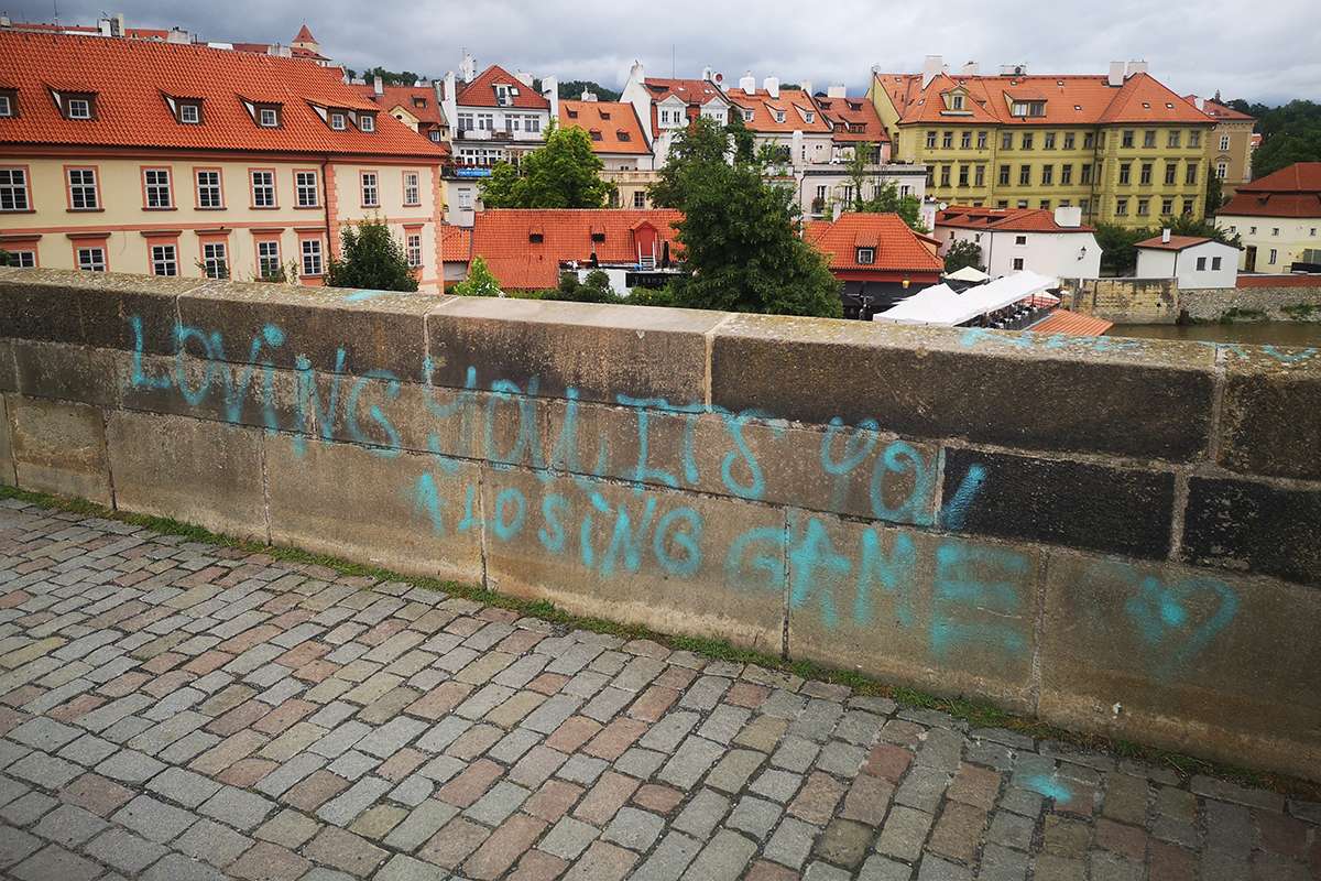 Prag'ın simgesi Karl Köprüsü'ne sprey boyalı saldırı
