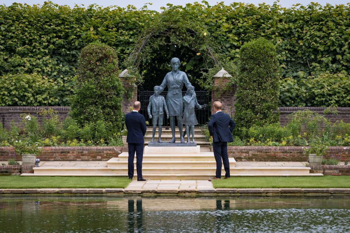 Prenses Diana'nın heykeli Londra'da açıldı