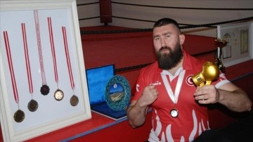 Profesyonel kick boks&ccedil;u Dursun altın eldivenini depremzedeler i&ccedil;in a&ccedil;ık artırmaya &ccedil;ıkardı