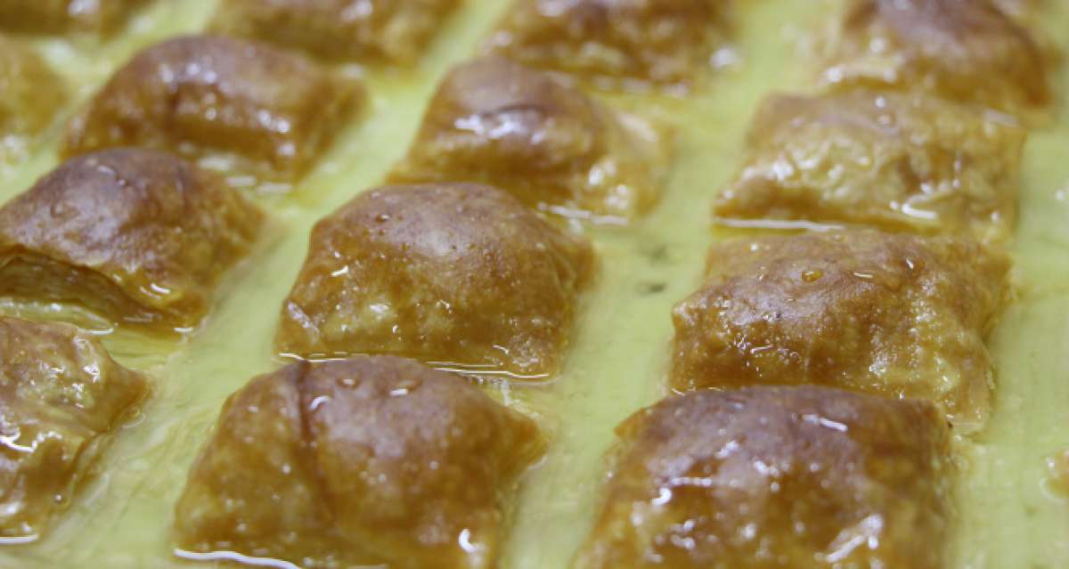 Ramazan ayının vazgeçilmezi, börek görünümlü tatlı: Laz Böreği
