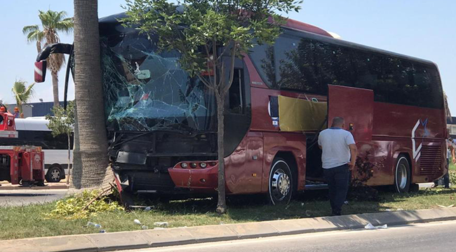 Refüjdeki ağaca çarpan yolcu otobüsünün sürücüsü öldü