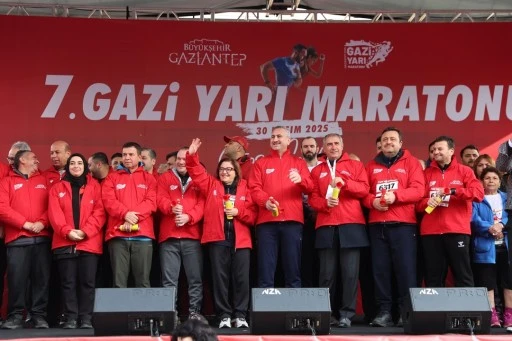 Rekor katılımın olduğu maratonda 6317 şehit anısına koşuldu