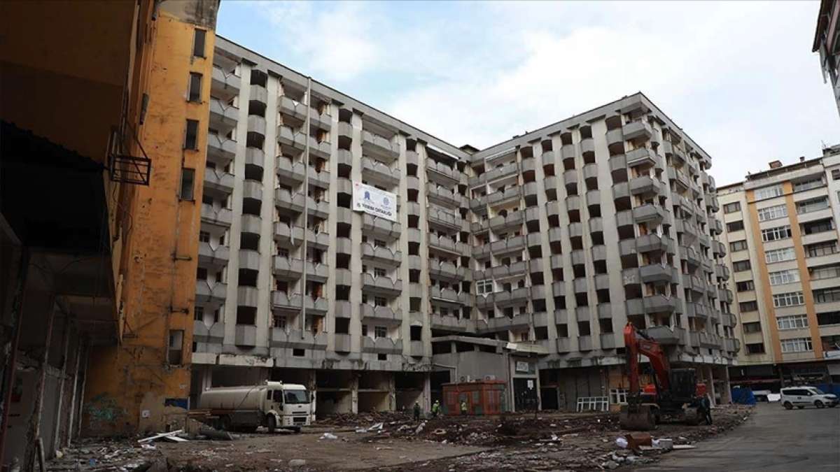 Rize'de kentsel dönüşüm kapsamında 168 yapının yıkımına başlandı