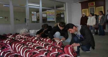 Rizeli öğrencilerden depremzede kardeşlerine okul çantası