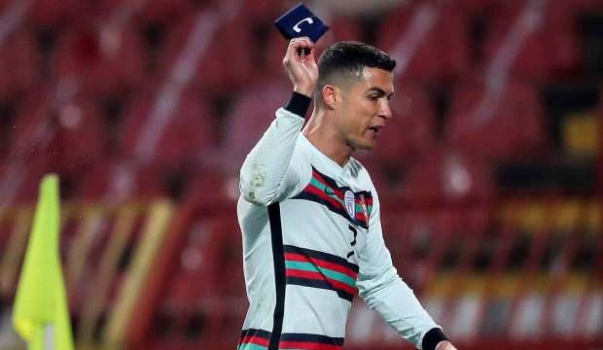 Ronaldo'nun fırlattığı pazubandı açık artırmaya çıktı