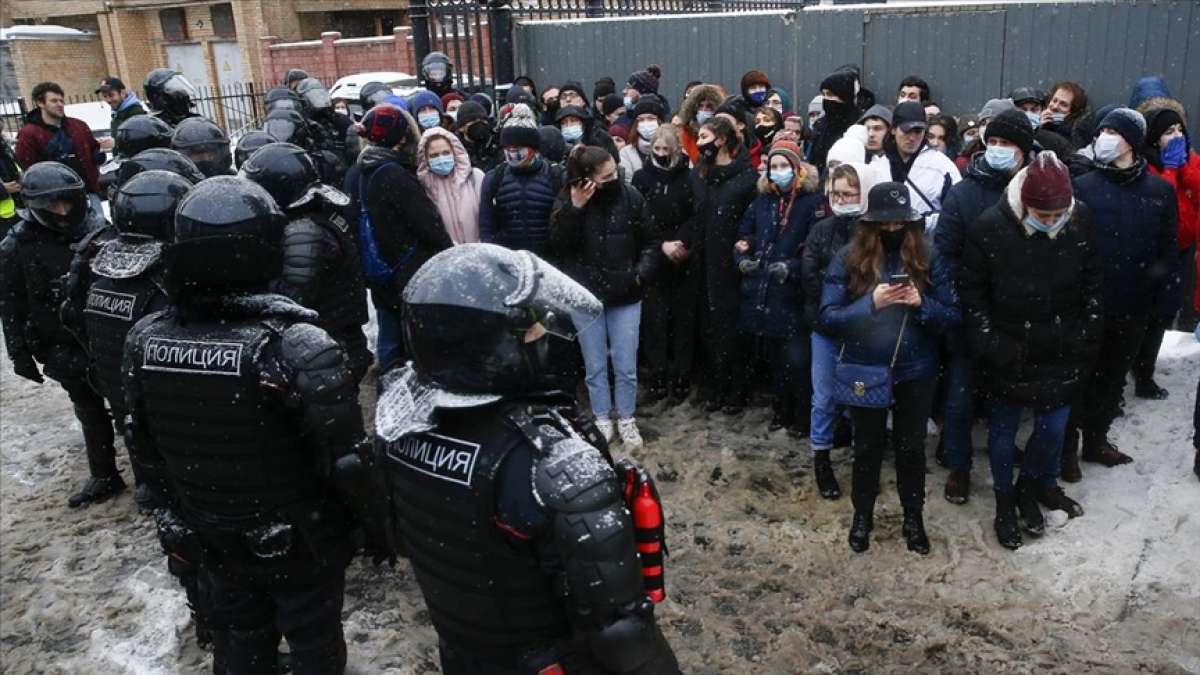 Rus muhalif Navalnıy'a hapis kararından sonra muhalifler sokağa çıktı