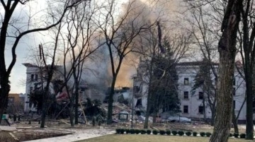 Rusya, Ukrayna'da sivillerin sığınak olarak kullandığı tiyatroyu bombaladı