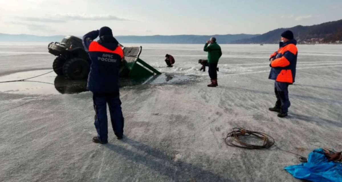 Rusya'da 2 askeri kamyon Baykal Gölü'ne gömüldü