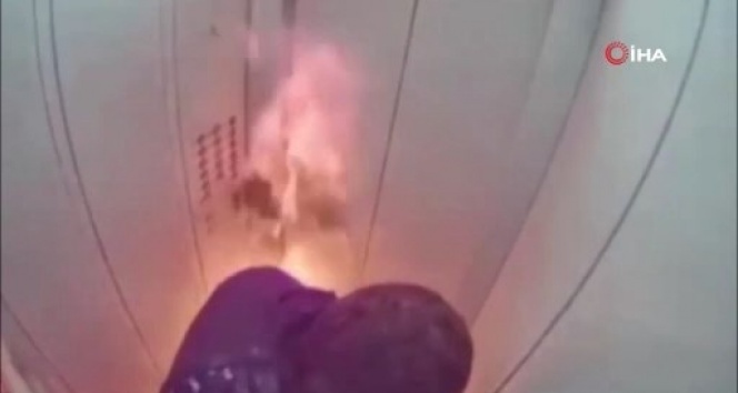 Rusya'da asansörde çakmakla antifrizi test eden adam alevler içinde kaldı