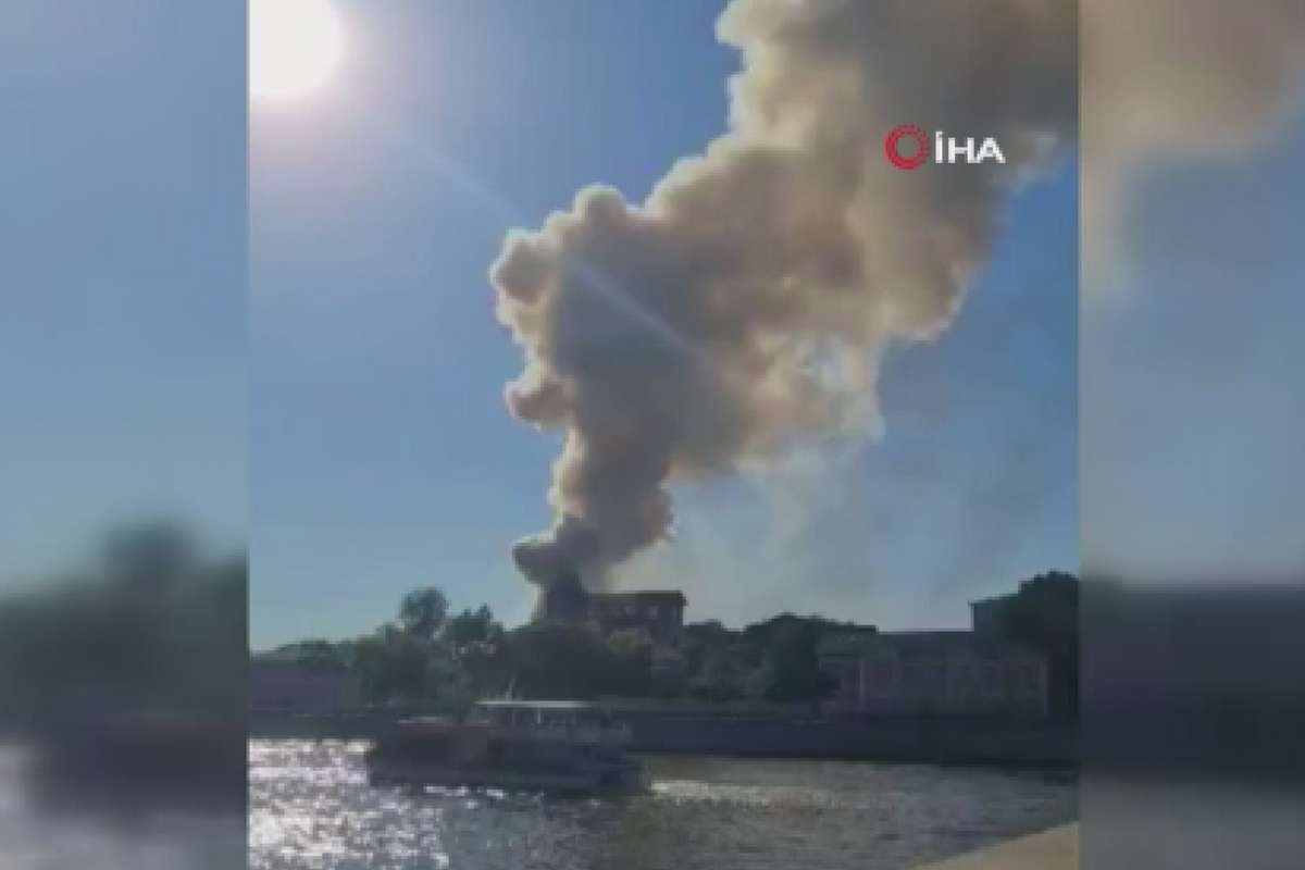 Rusya'da havai fişek deposundaki yangın helikopterlerle söndürüldü
