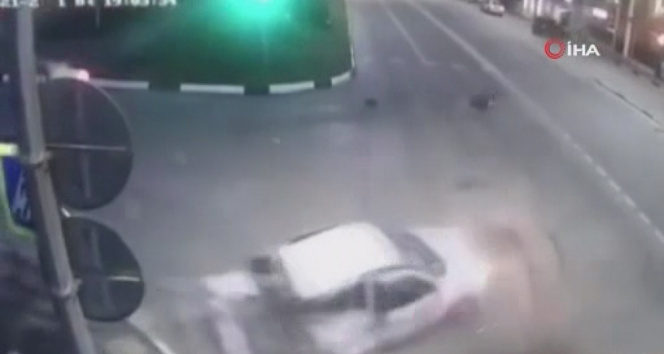 Rusya'da kaza yapan araç ortadan ikiye bölündü