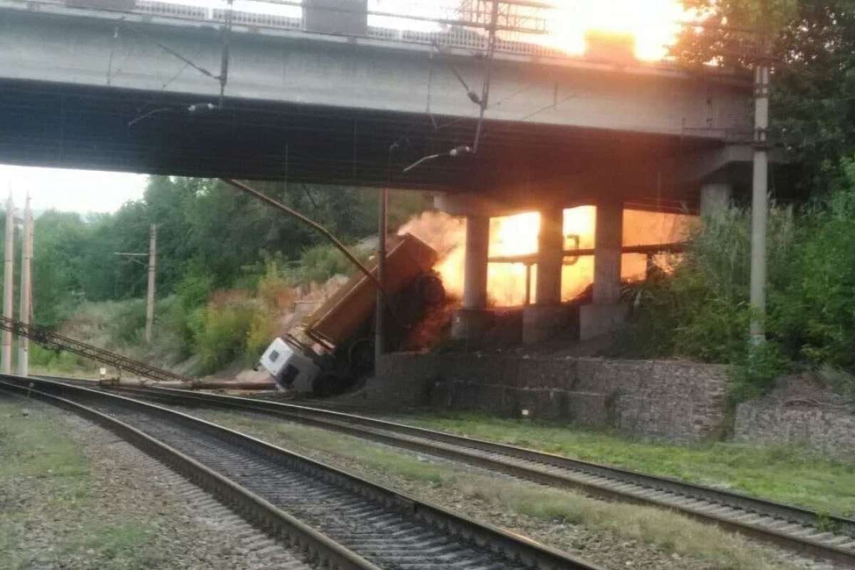 Rusya'da köprüden düşen kamyon doğalgaz boru hattını patlattı