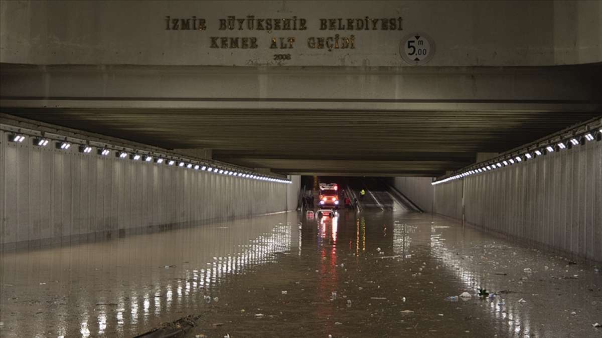 Sağanağın sele neden olduğu İzmir'de kent merkezine 78 kilogram yağış düştü